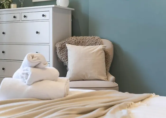 Host & Stay - Round Hill Apartment