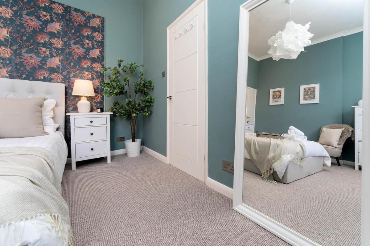 Host & - Round Hill Hove
