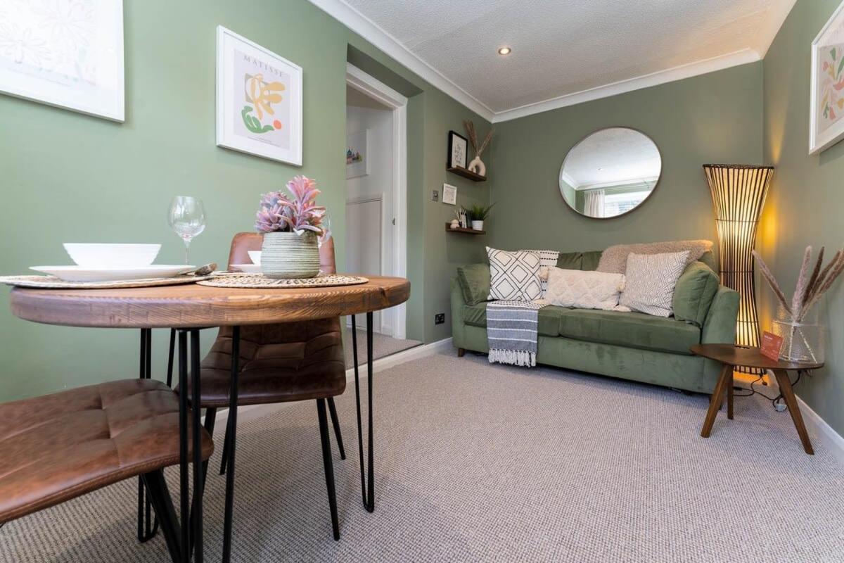 Host & - Round Hill Hove